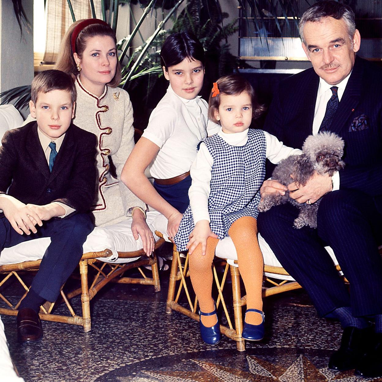Rainiero y Grace de Mónaco, con sus tres hijos en su infancia.