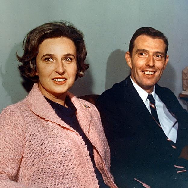 La infanta Pilar y Luis Gómez-Acebo, en una imagen de archivo. 