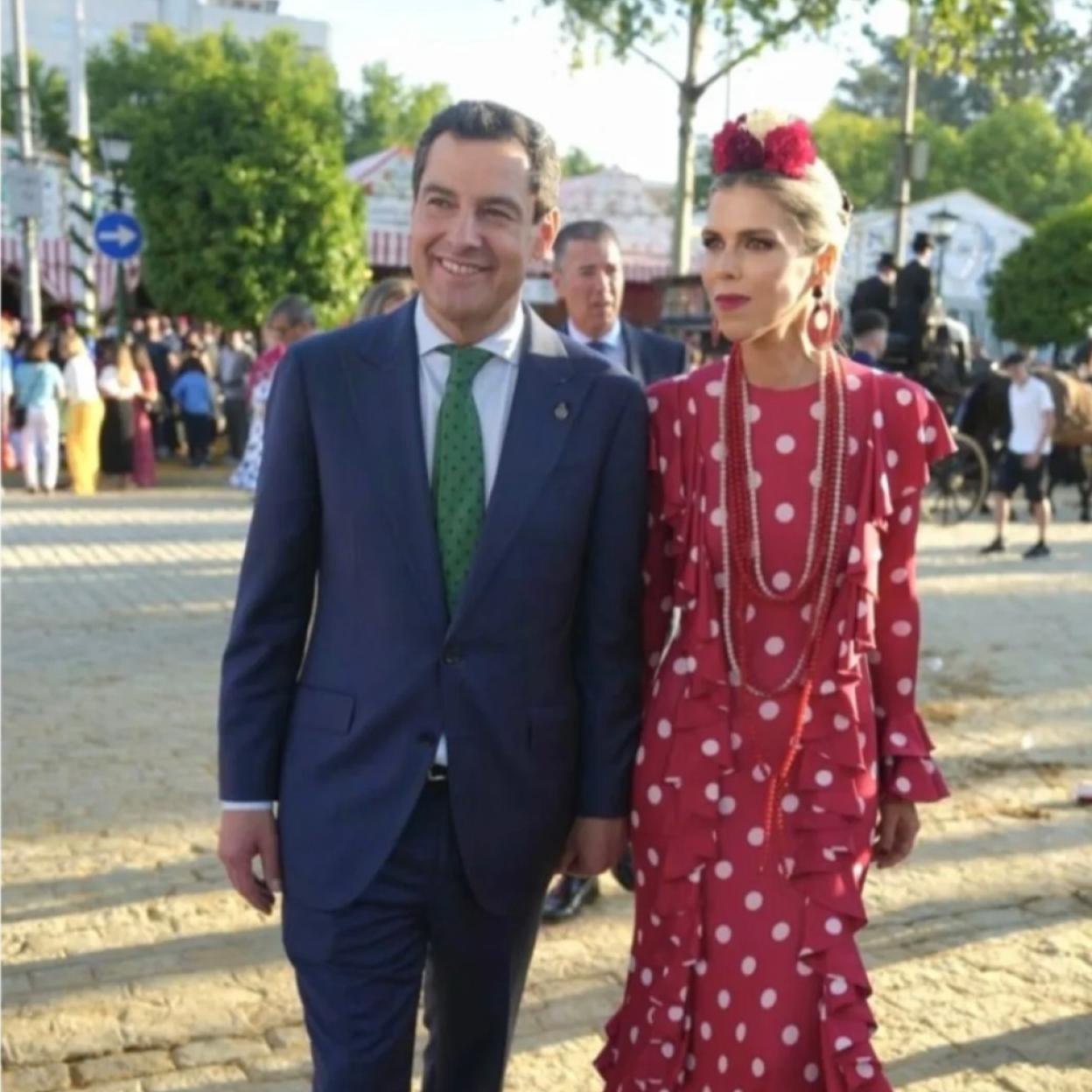 Juanma Moreno y Manuela Villena en la Feria de Sevilla 2025.