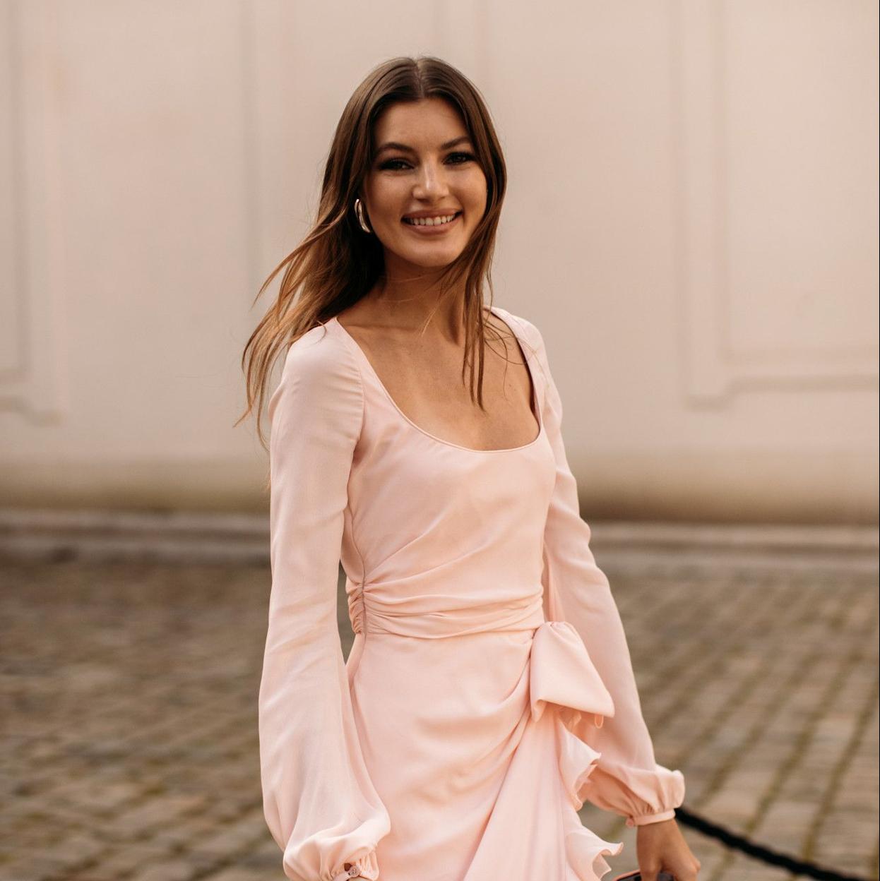 Influencer con vestido rosa pastel en el street style
