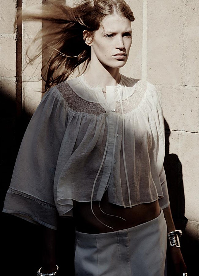 Imagen - Blusa fluida con encaje de Massimo Dutti.