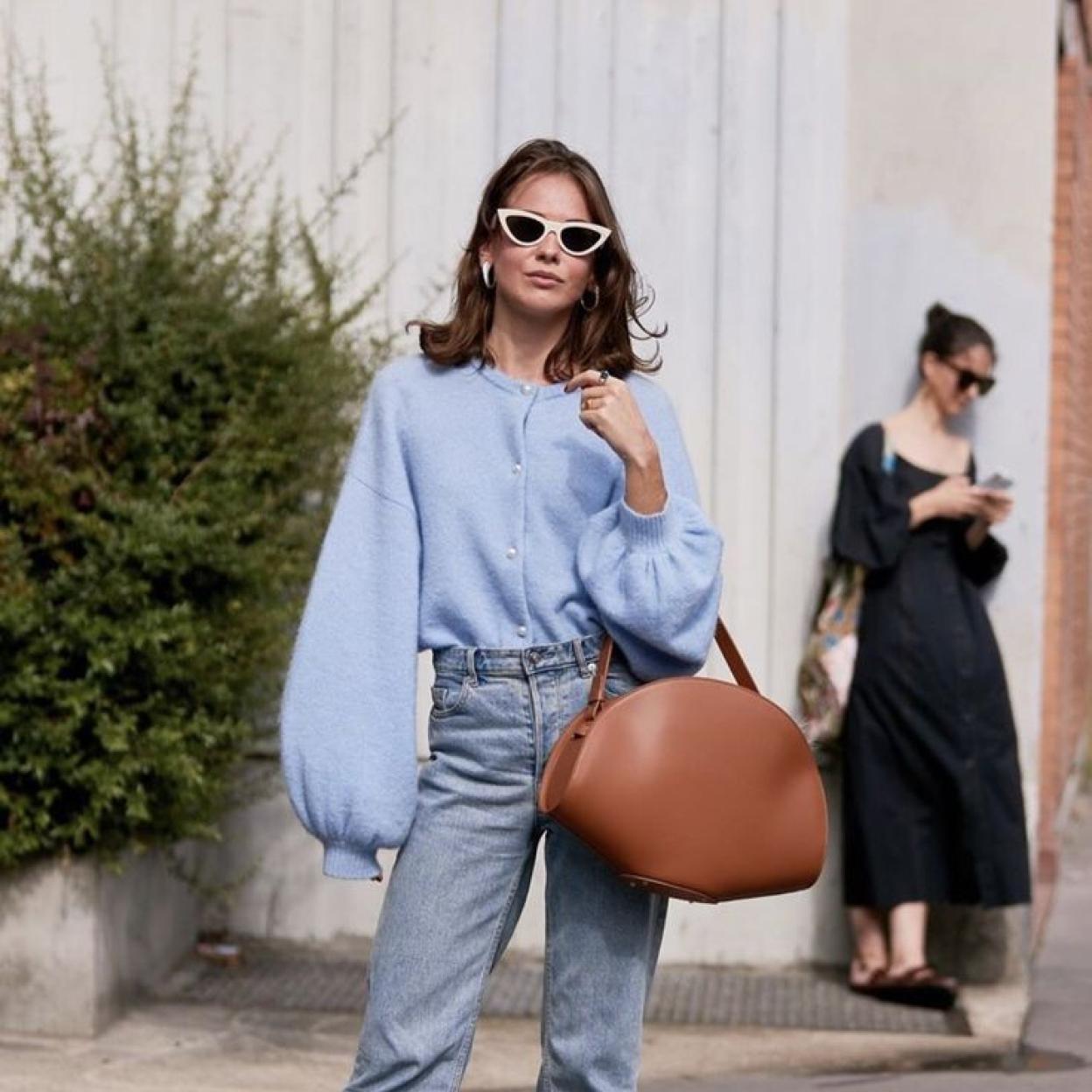 Influencer con bolso de lujo silencioso
