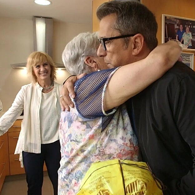 Andreu Buenafuente abrazando a su madre, Teresa. 