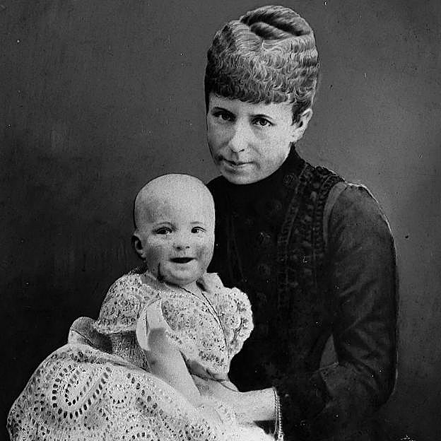 La reina María Cristina con su hijo Alfonso XIII. 
