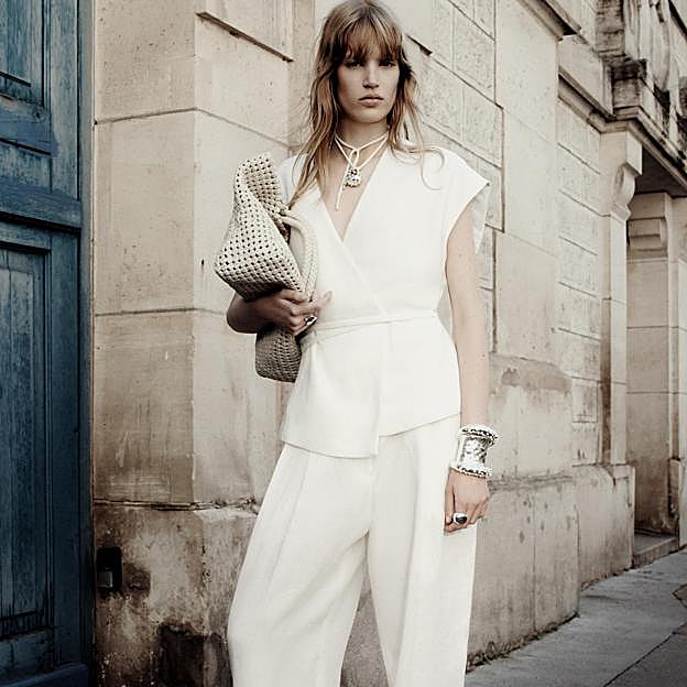 Las novedades de Massimo Dutti de la semana tiene las faldas y las blusas de encaje que van a llevar las francesas