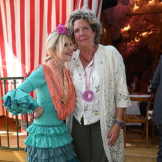 Eugenia Martínez de Irujo y Simoneta Gómez-Acebo, en la feria de Abril. 
