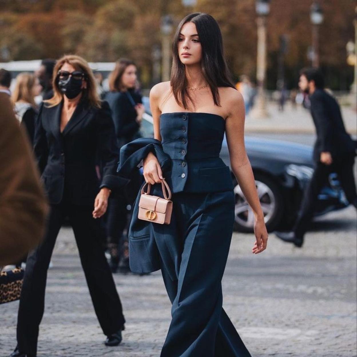 Influencer con top palabra de honor elegante