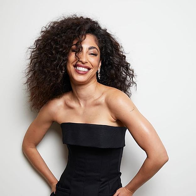 Mina El Hammani con el pelo rizado.