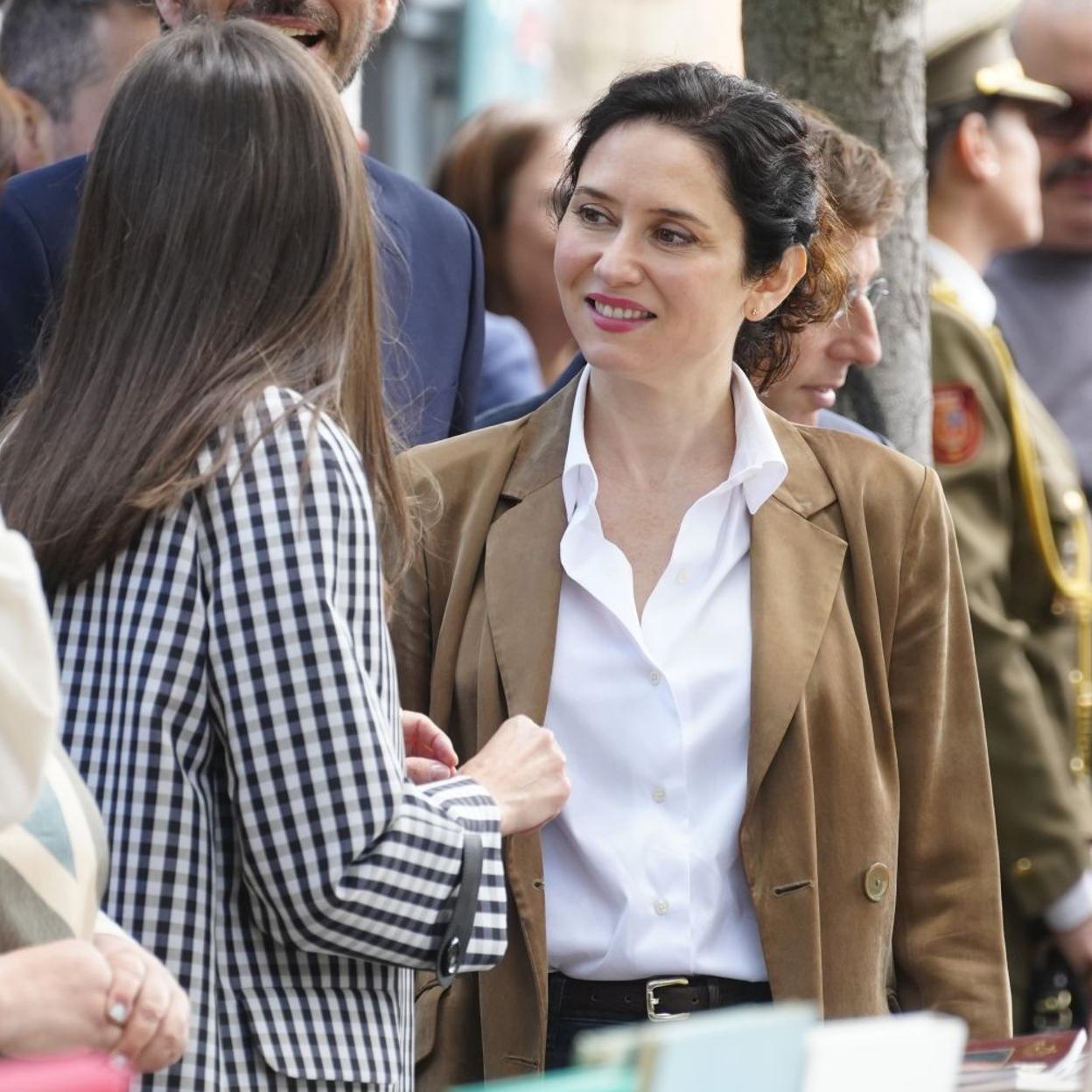Isabel Díaz Ayuso en la Feria de Libros.