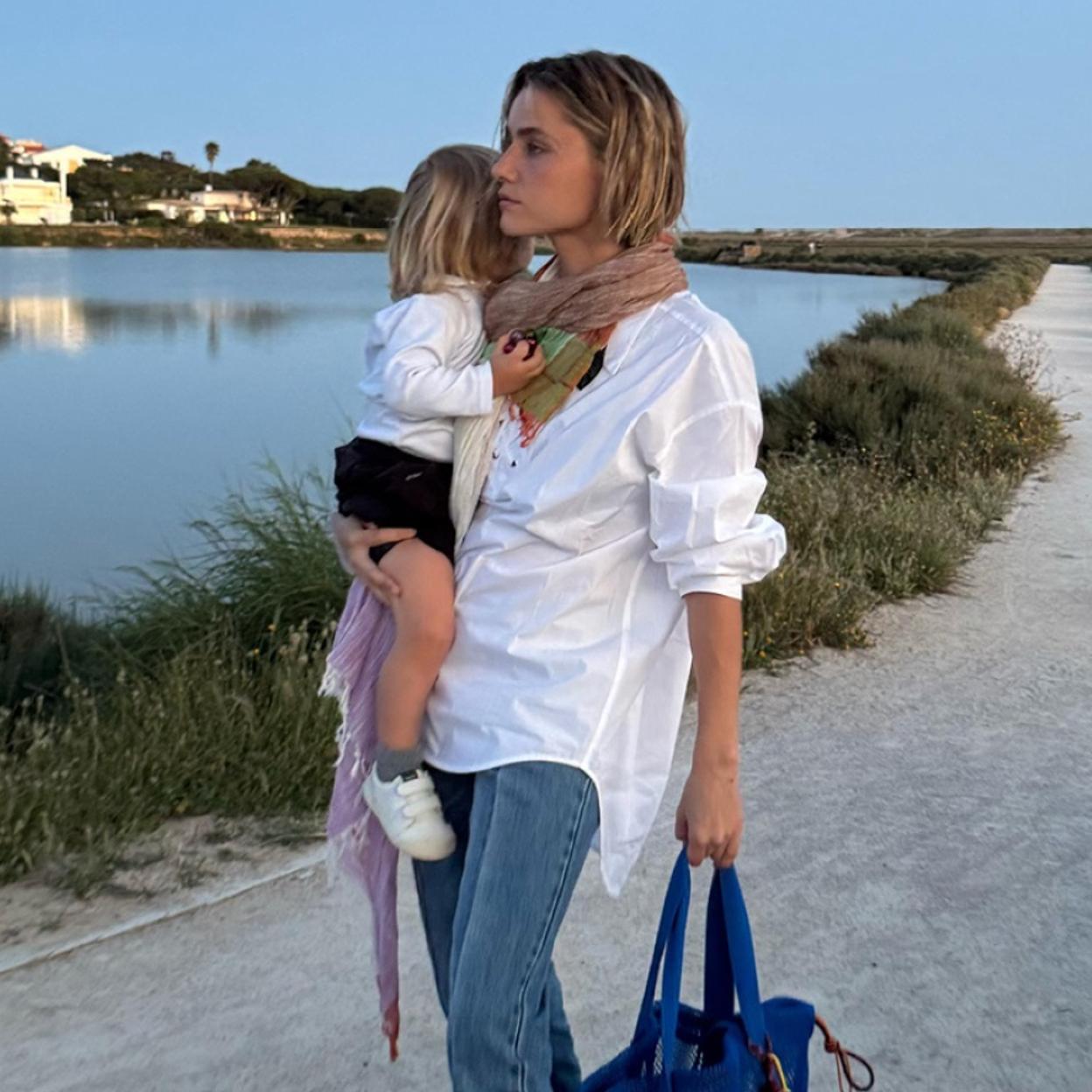 Un look con camisa blanca y vaqueros.