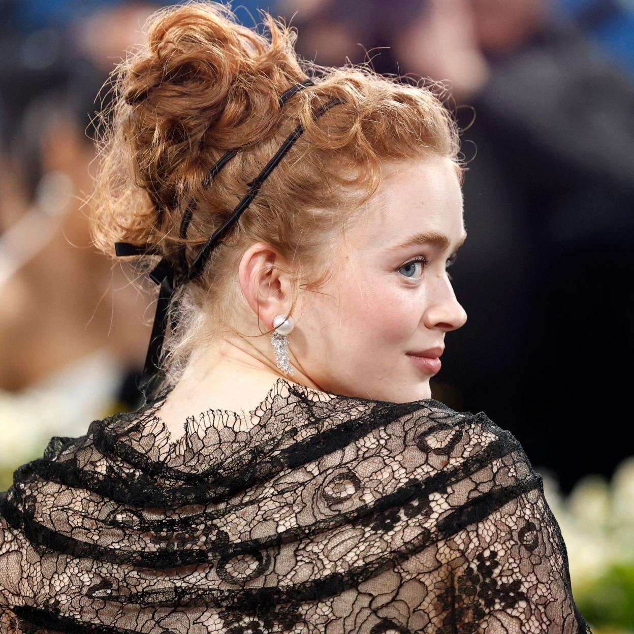 Sadie Sink con el pelo rizado.