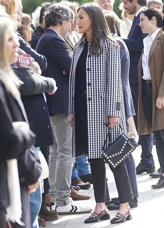 Imagen - La reina Letizia con un look con zapatos negros destalonados de Sézane. / LIMITED PICTURES