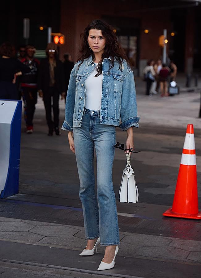 Imagen - Mujer con vaqueros rectos en total look denim/LAUNCHEMTRICS SPOTLIGHT