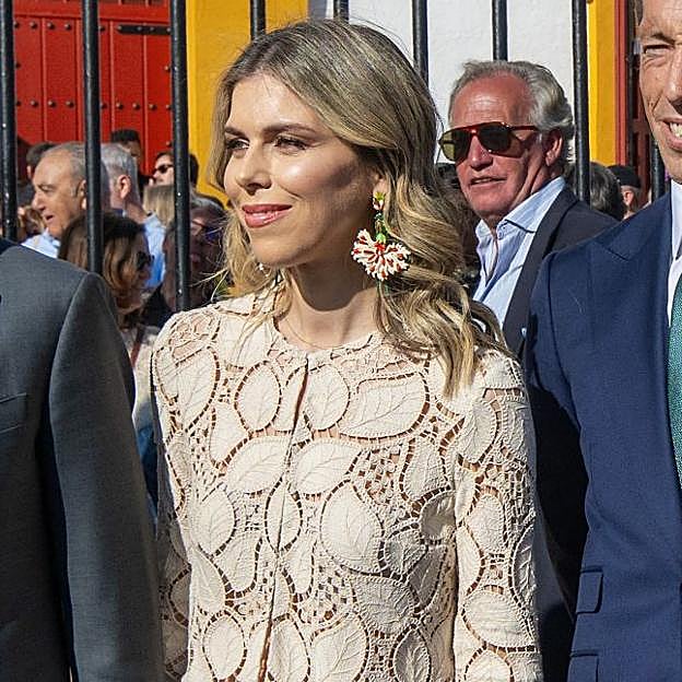 Manuela Villena da una lección de estilo en una tarde de toros en Sevilla: el conjunto de encaje que todas van a querer copiar