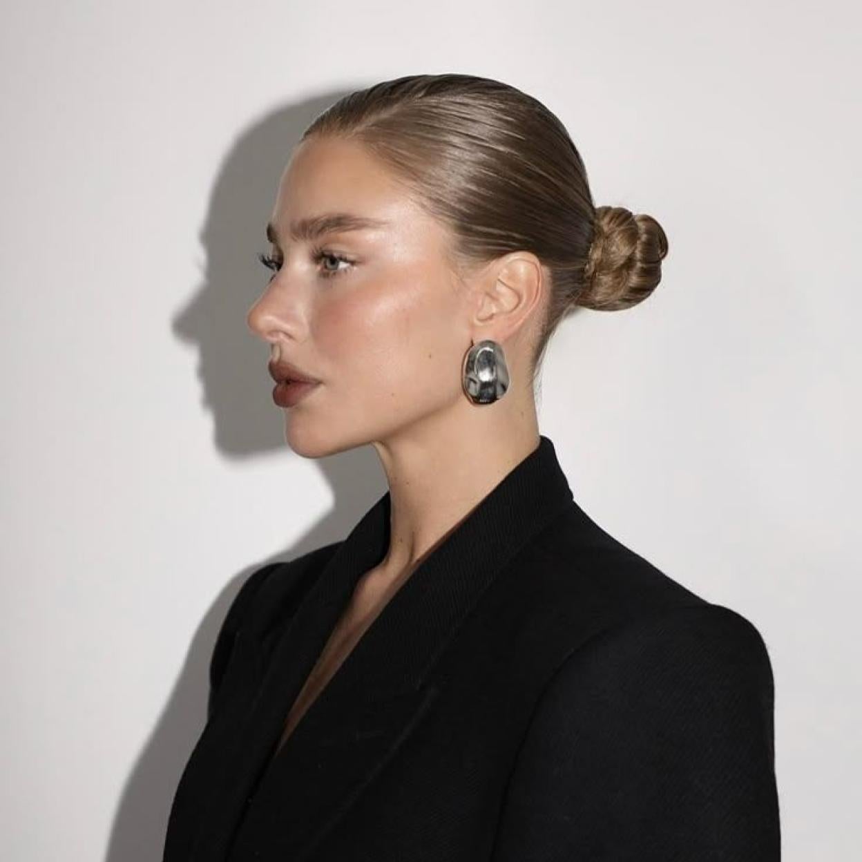 Jessica Hunt con moño de supermodelo