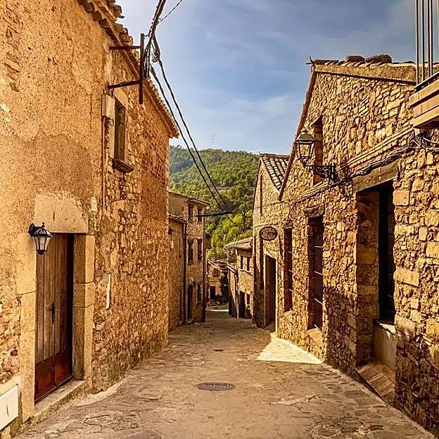 Vista de una calle de Mura, Barcelona.