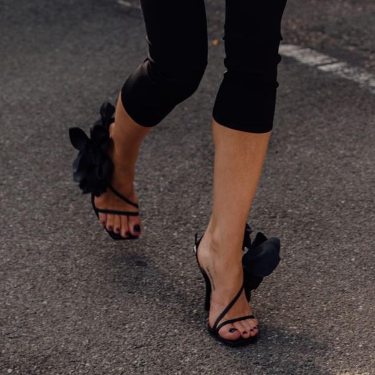 Unas sandalias con flor en el street style.