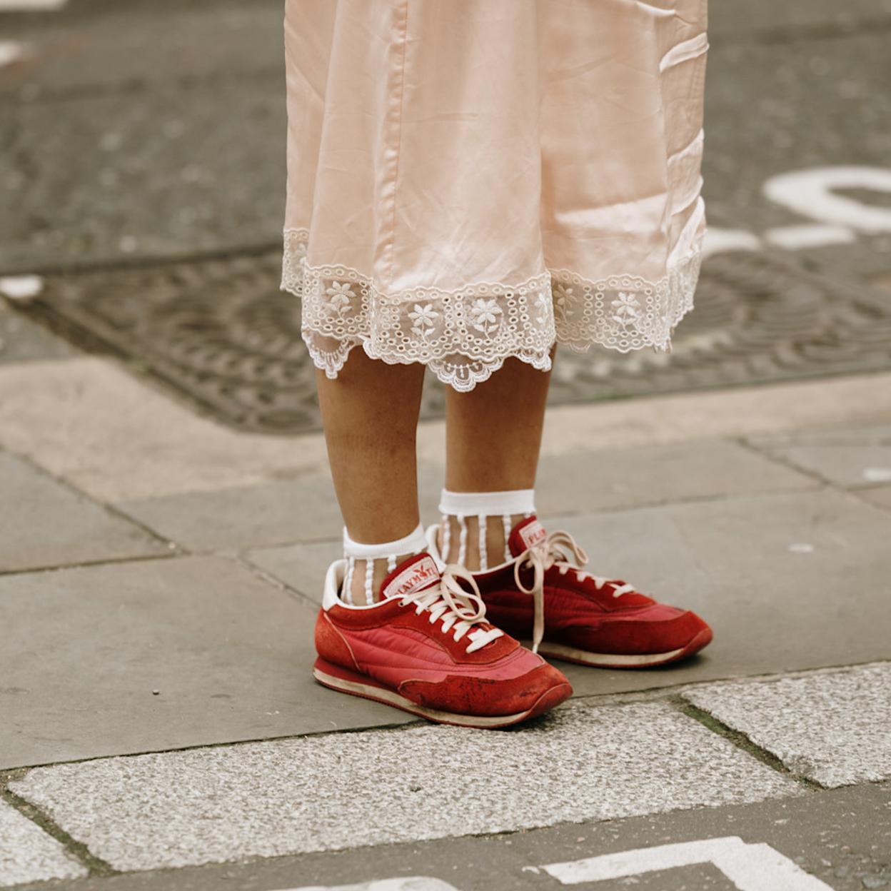 Mujer con zapatillas estilo retro