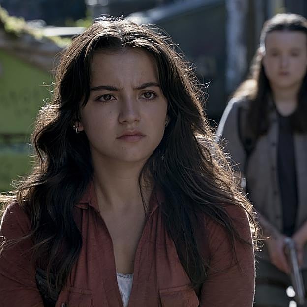 En primer plano, Dina mientras comparte con Ellie cómo fue su primer asesinato.