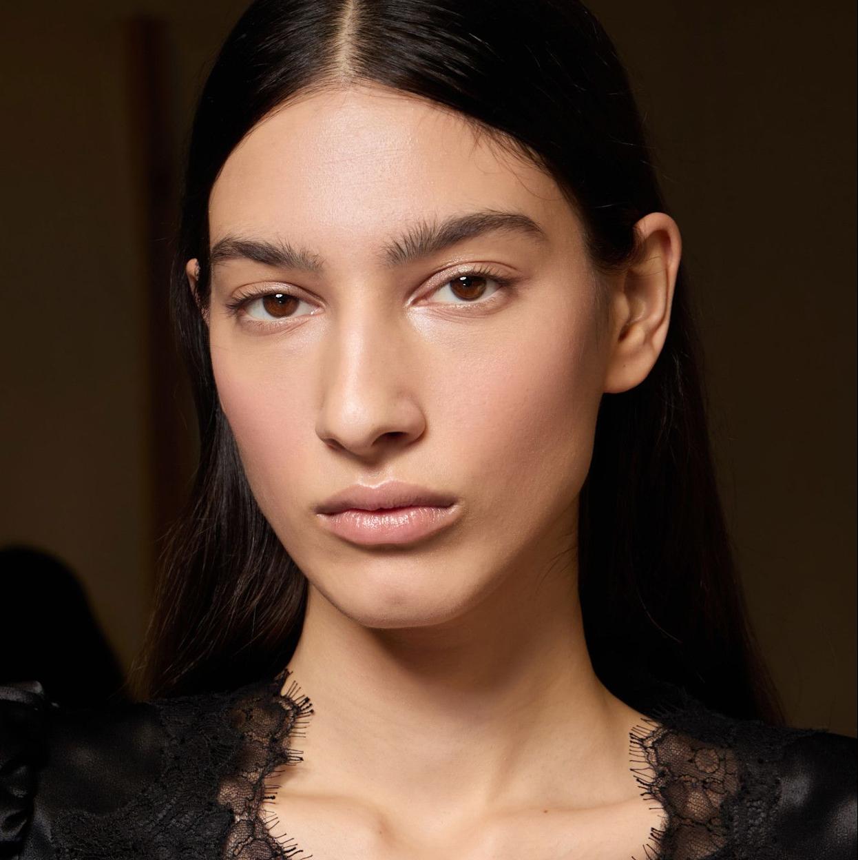 Modelo con base de maquillaje natural