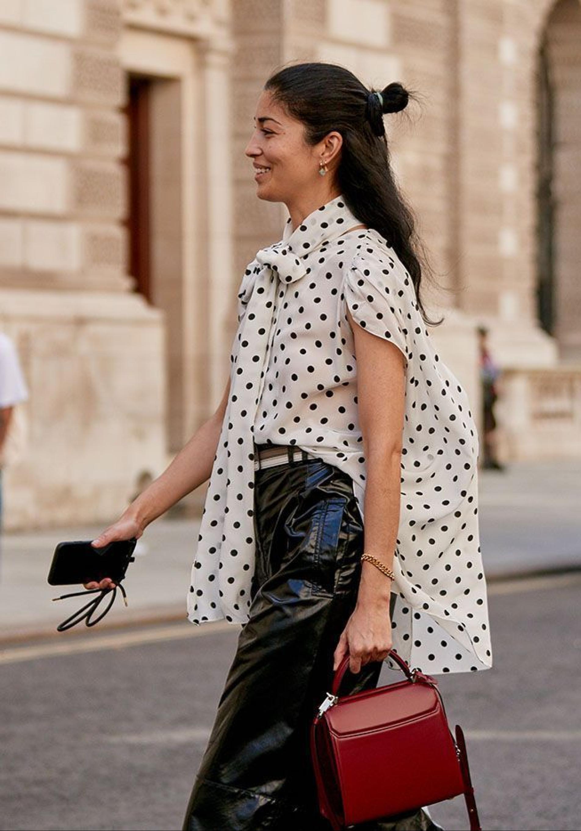 Influencer con blusa con lazo