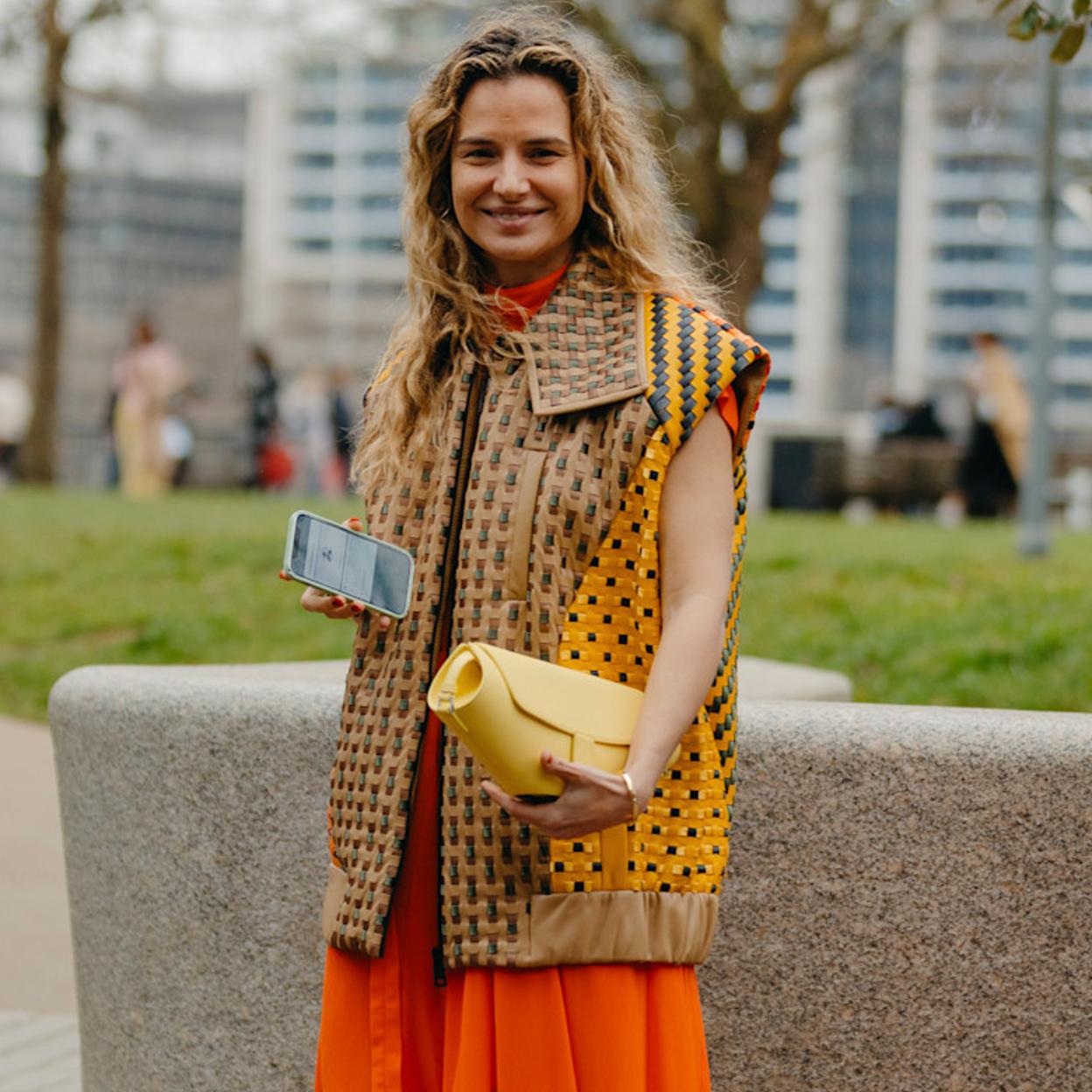 Mujer con chaleco de primavera
