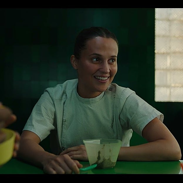 La evaluadora Virginia (Alicia Vikander) irá actuando de forma cada vez más extraña.