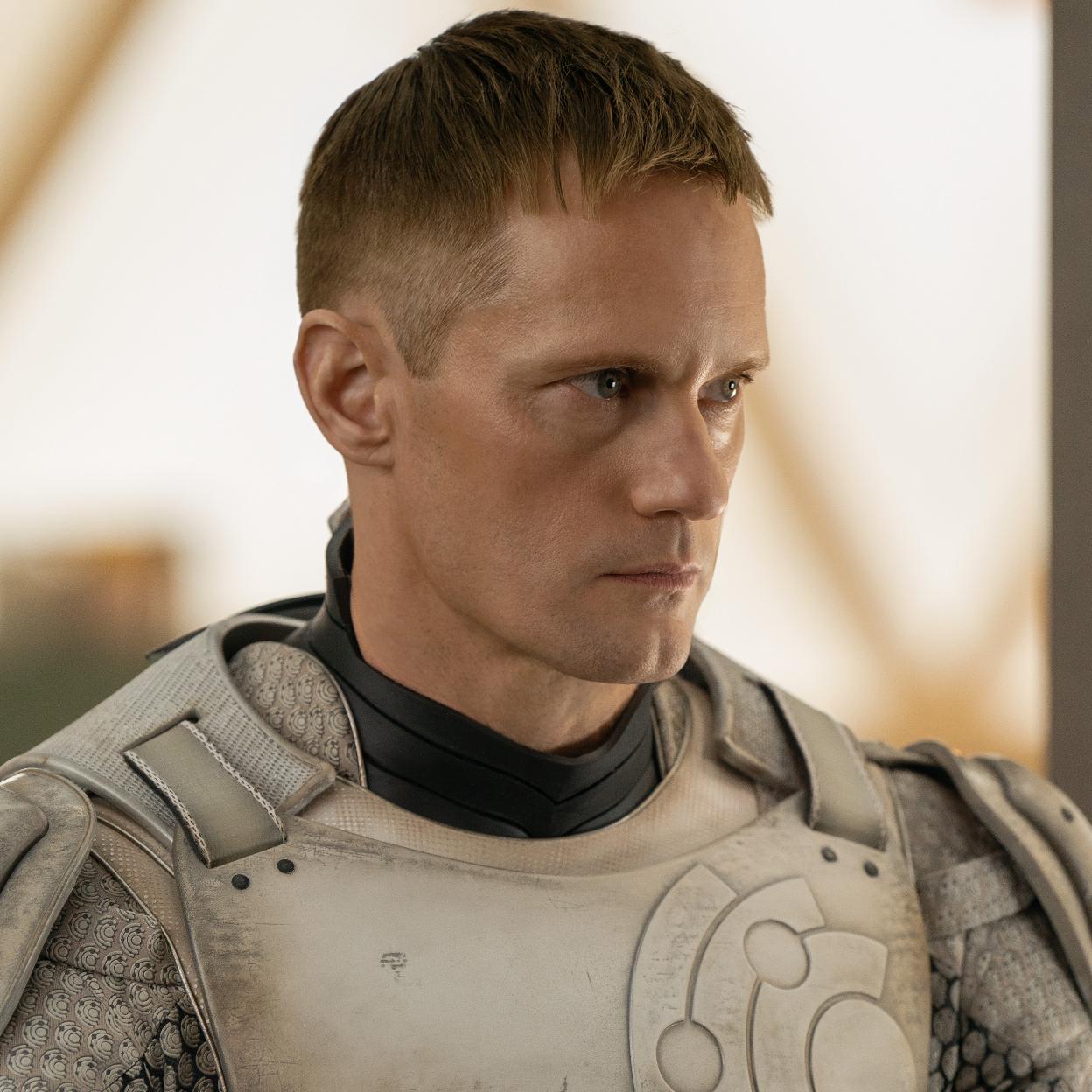 Alexander Skarsgård da vida a Matabot, el protagonista de la serie.