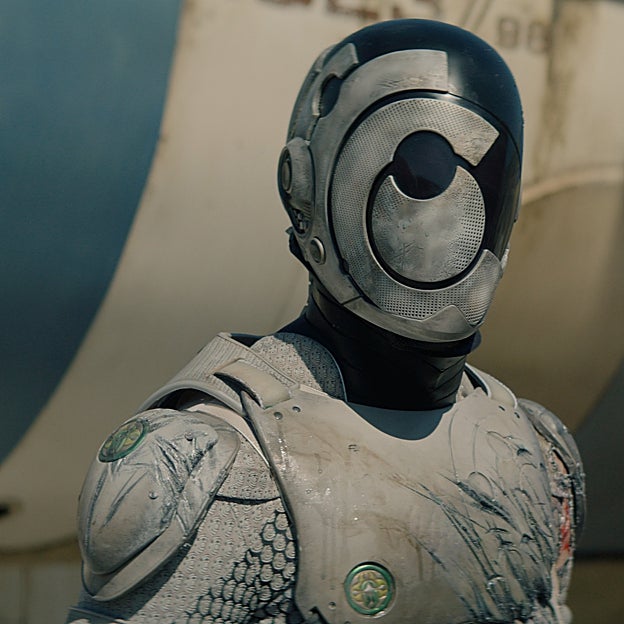 Matabot con su armadura puesta ejerciendo de robot de sguridad.