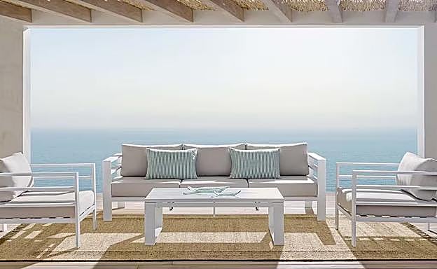 La mesa auxiliar Chicago, a conjunto con sofá y sillones.