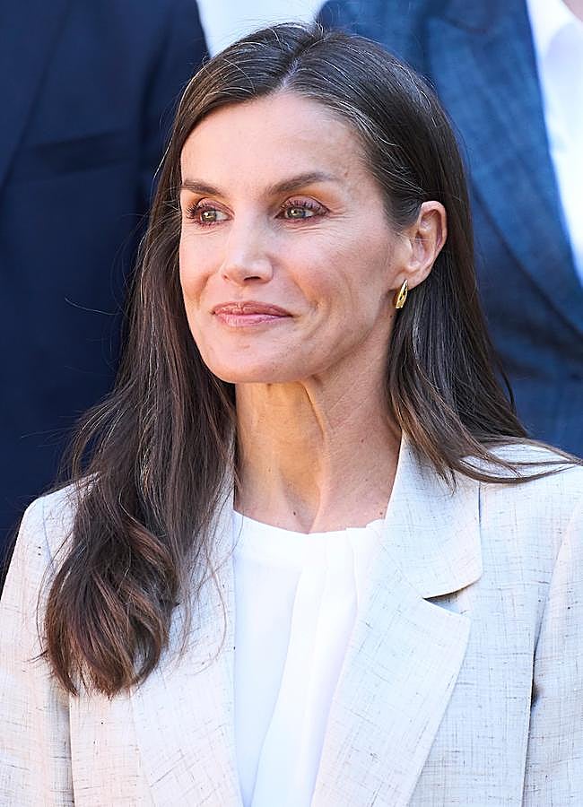 Imagen - La reina Letizia con los pendientes gota dorados de PdPaola. Foto: Limited Pictures.