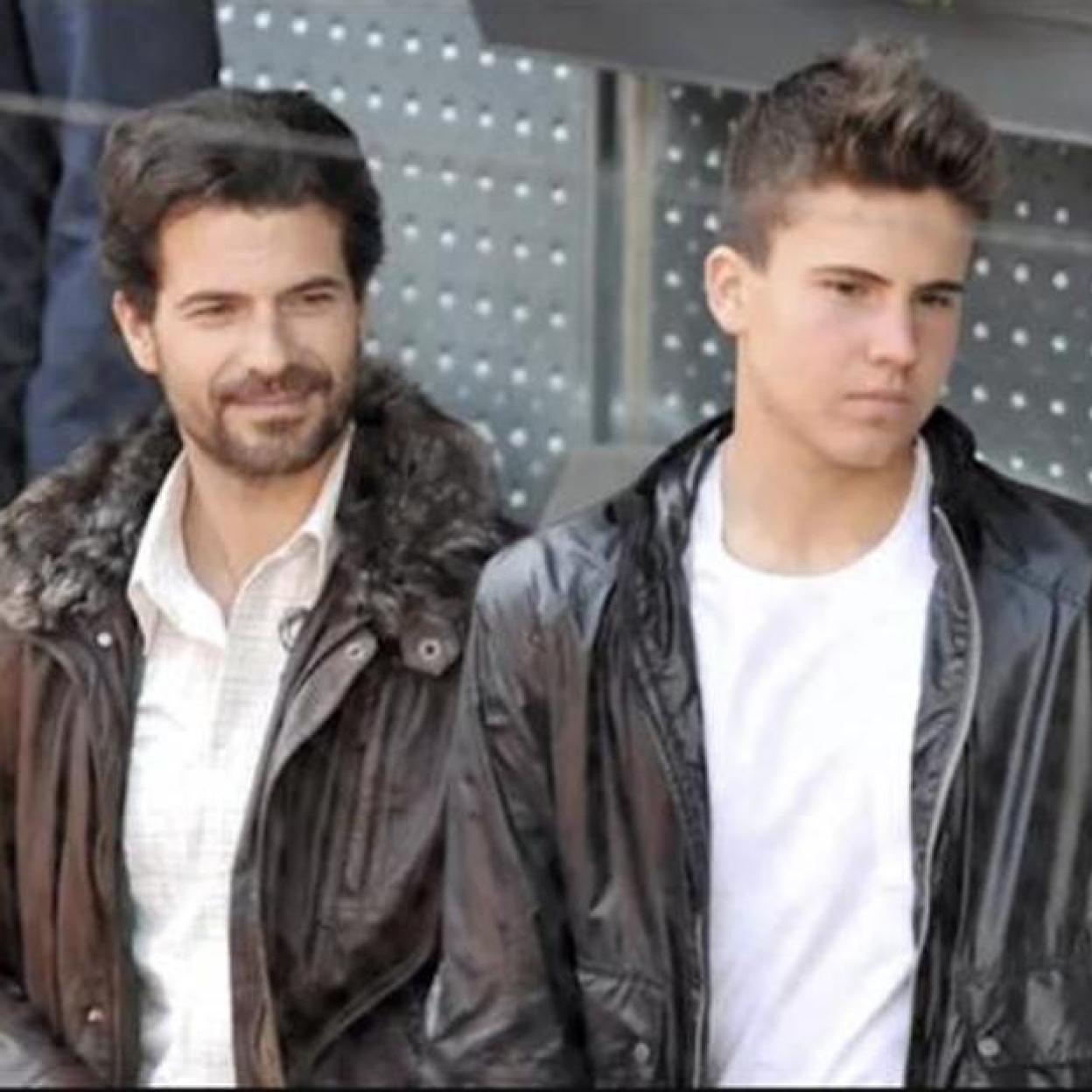 Rodolfo Sancho con su hijo cuando era adolescente.