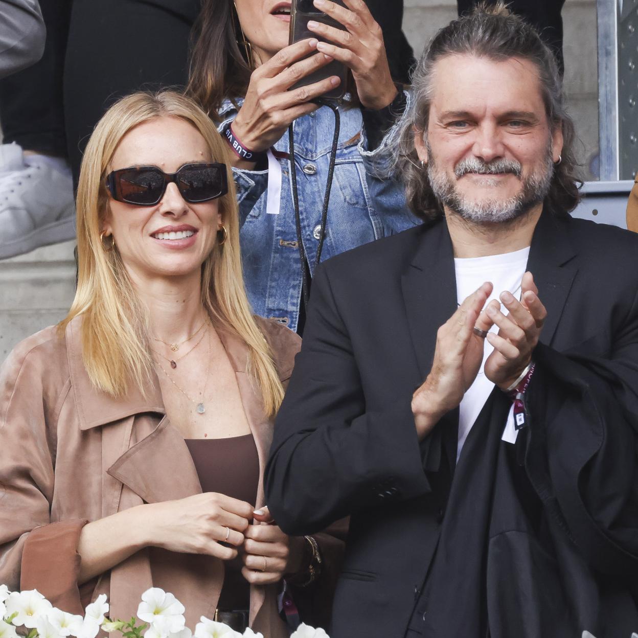 Salva Reina lleva tres años saliendo con Kira Miró. 