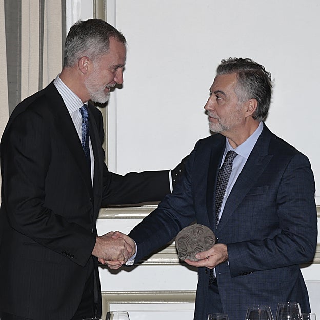 Carlos Alsina en un evento junto al rey Felipe. 