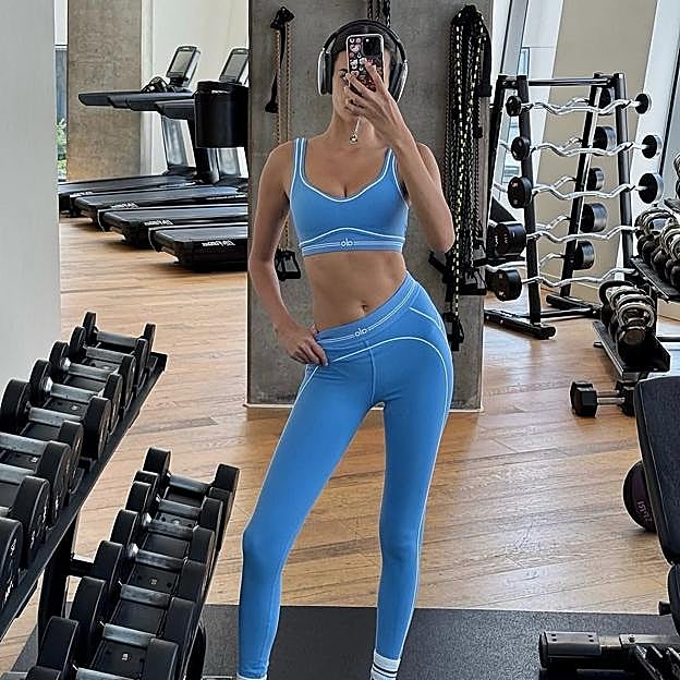 Mujer entrenando con mancuernas. 