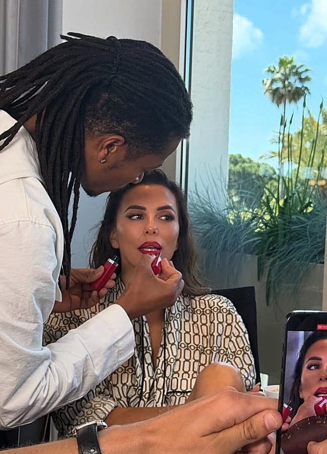 Imagen - Eva Longoria aplicándose una barra de labios de larga duración. Foto: Gtres.