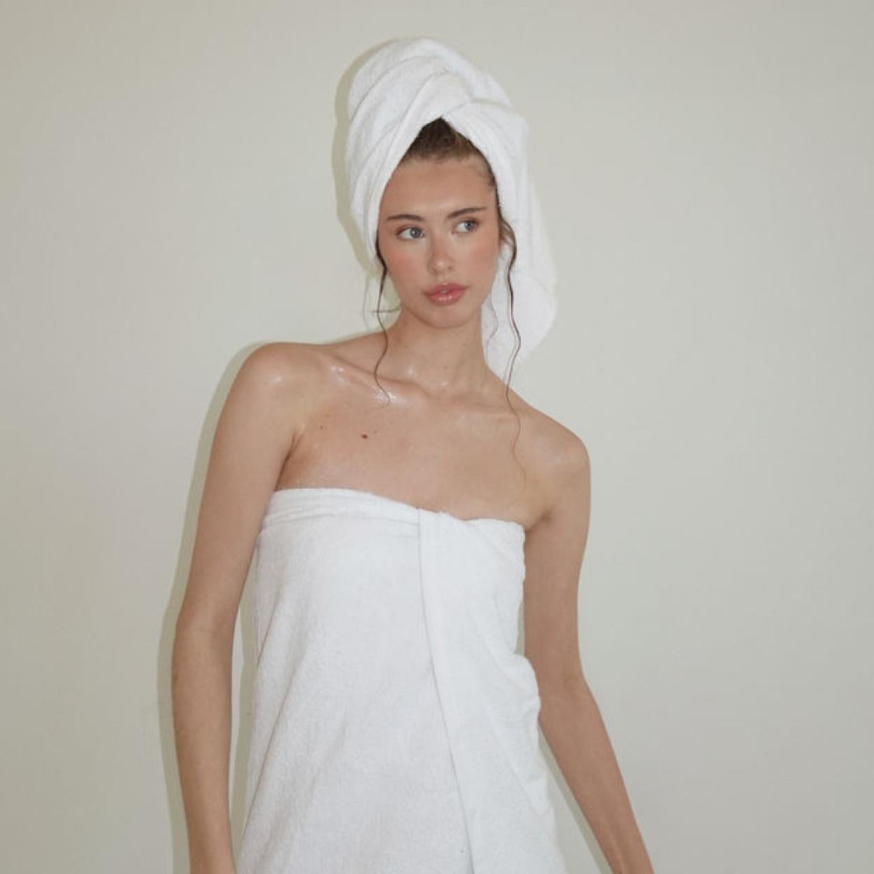 Una mujer sale de la ducha.