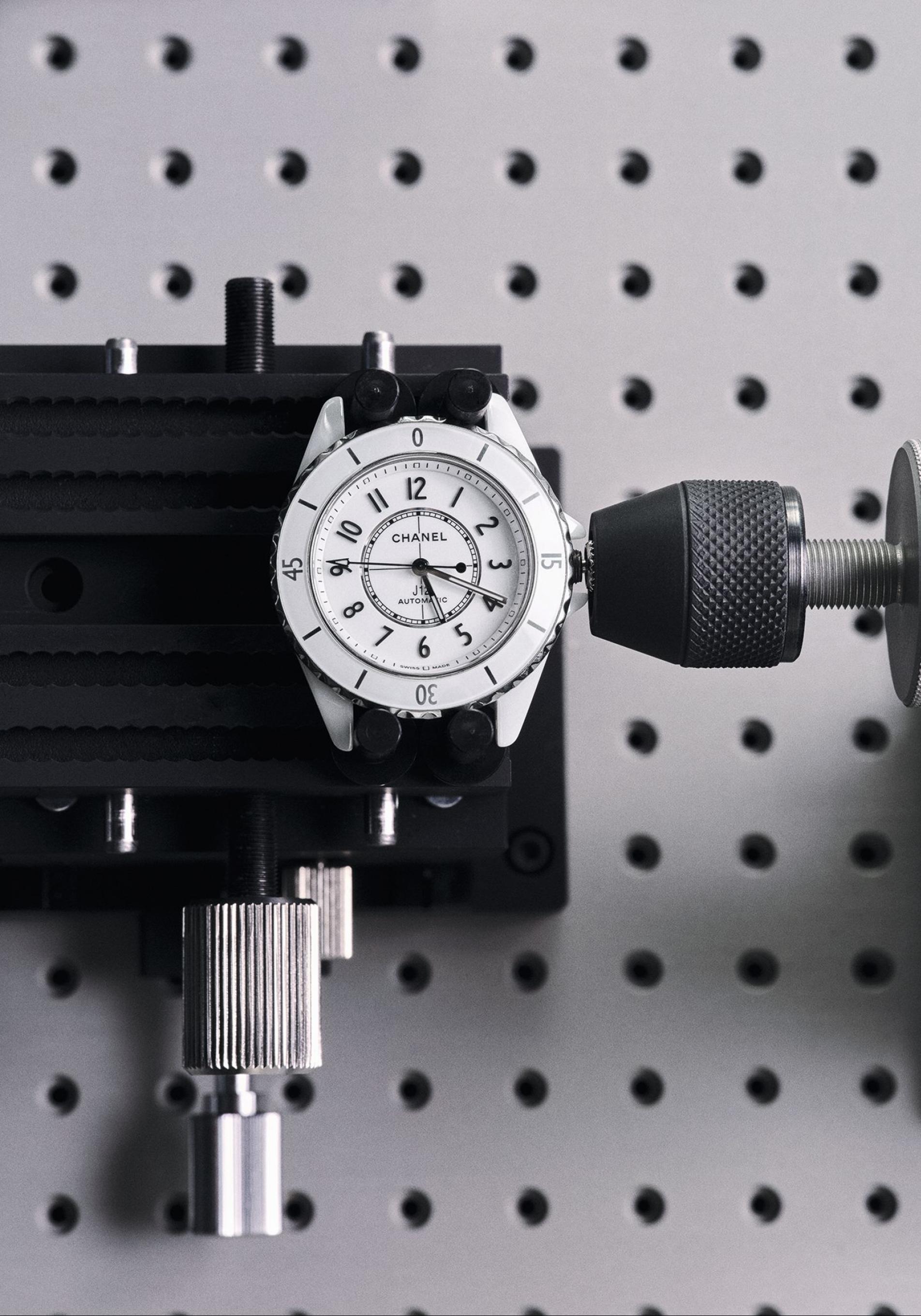 Savoir faire del nuevo reloj J12 de Chanel.