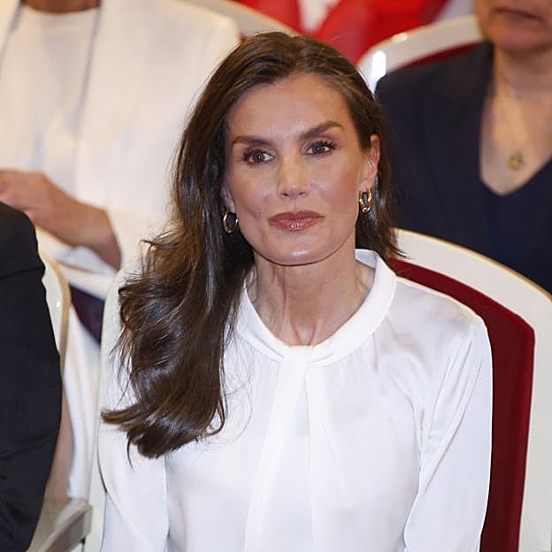 La reina Letizia estrena en Murcia unos pantalones marineros perfectos para primavera: efecto estilizador y de su nueva firma favorita
