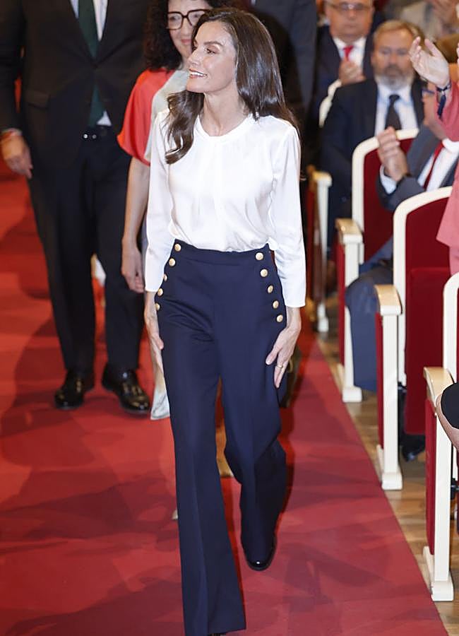 Imagen - La reina Letizia con unos pantalones marineros de Sézane. / LIMITED PICTURES