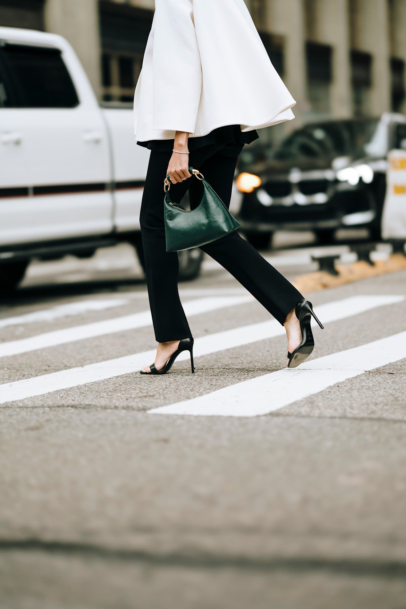 Qué son los pantalones cigarette, el básico ochentero que vuelve a los armarios de las amantes de la moda esta primavera