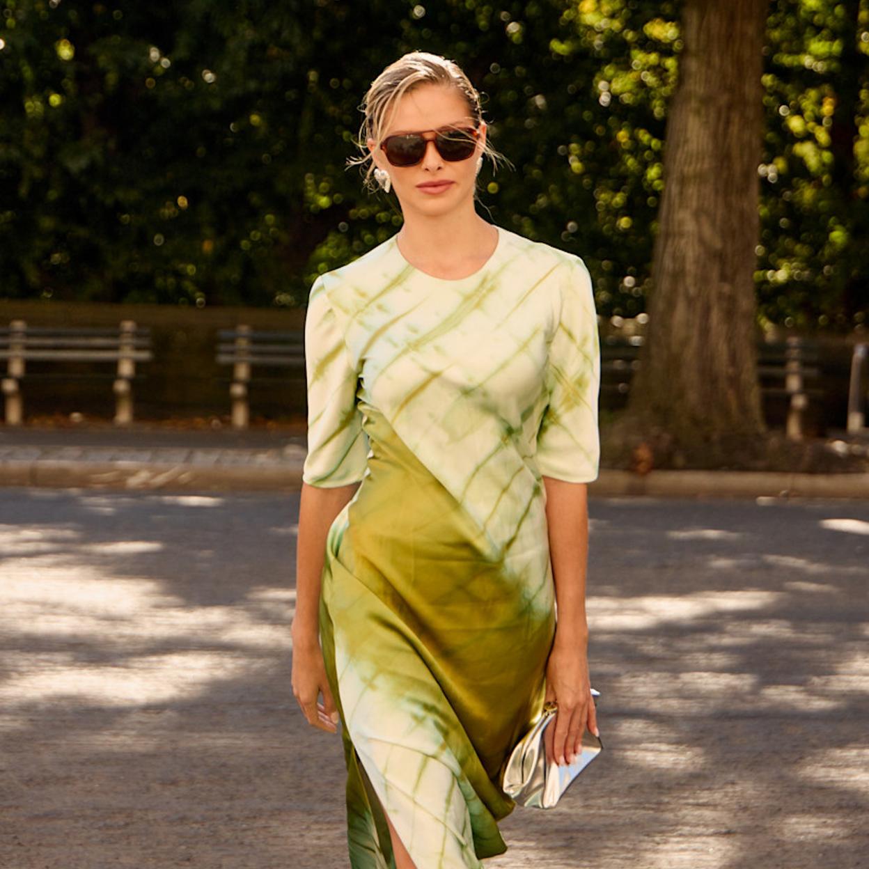 Mujer con look primaveral.