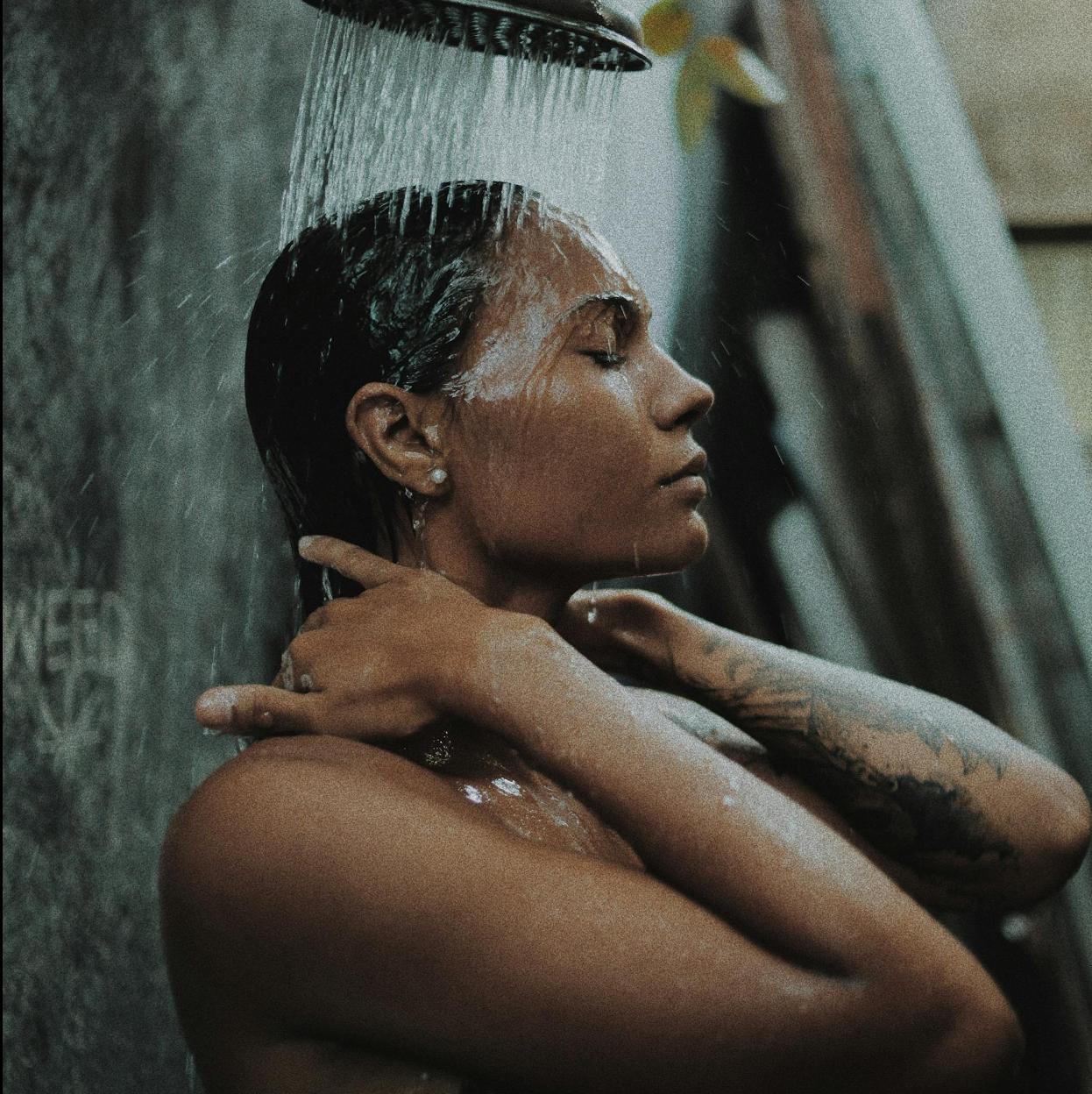 Las duchas de agua fría son un hábito muy beneficioso para aumentar tus niveles de energía. 