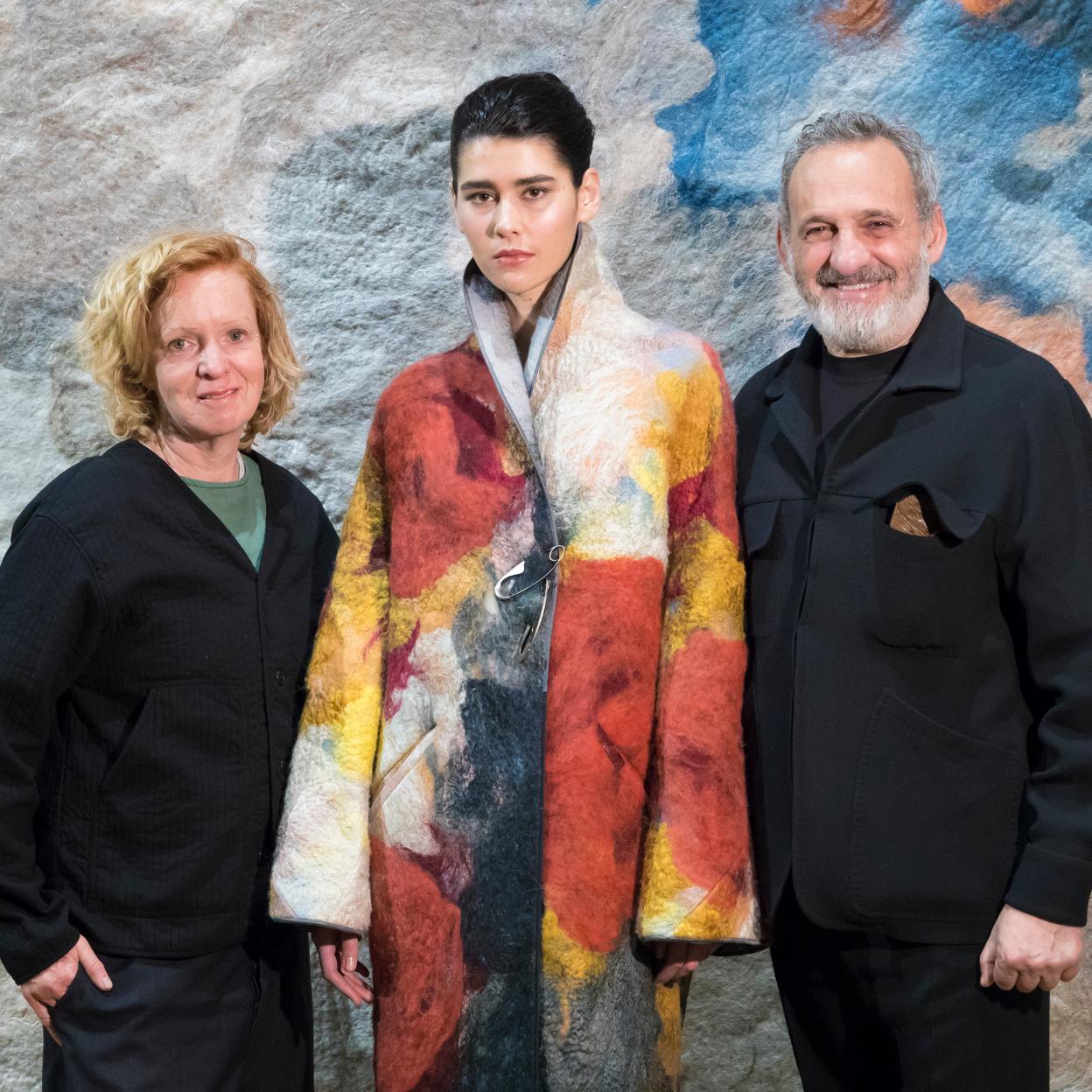 La artista Claudy Jongstra, la modelo Natalia Viñas y el diseñador Marcos Luengo. 