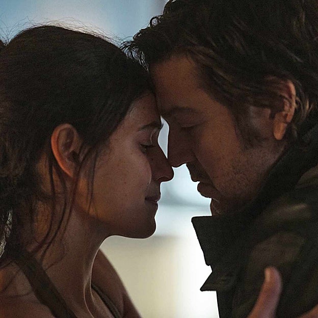 Bix (Adria Arjona) y Cassian tratarán de sobrevivir al despiadado Imperio.