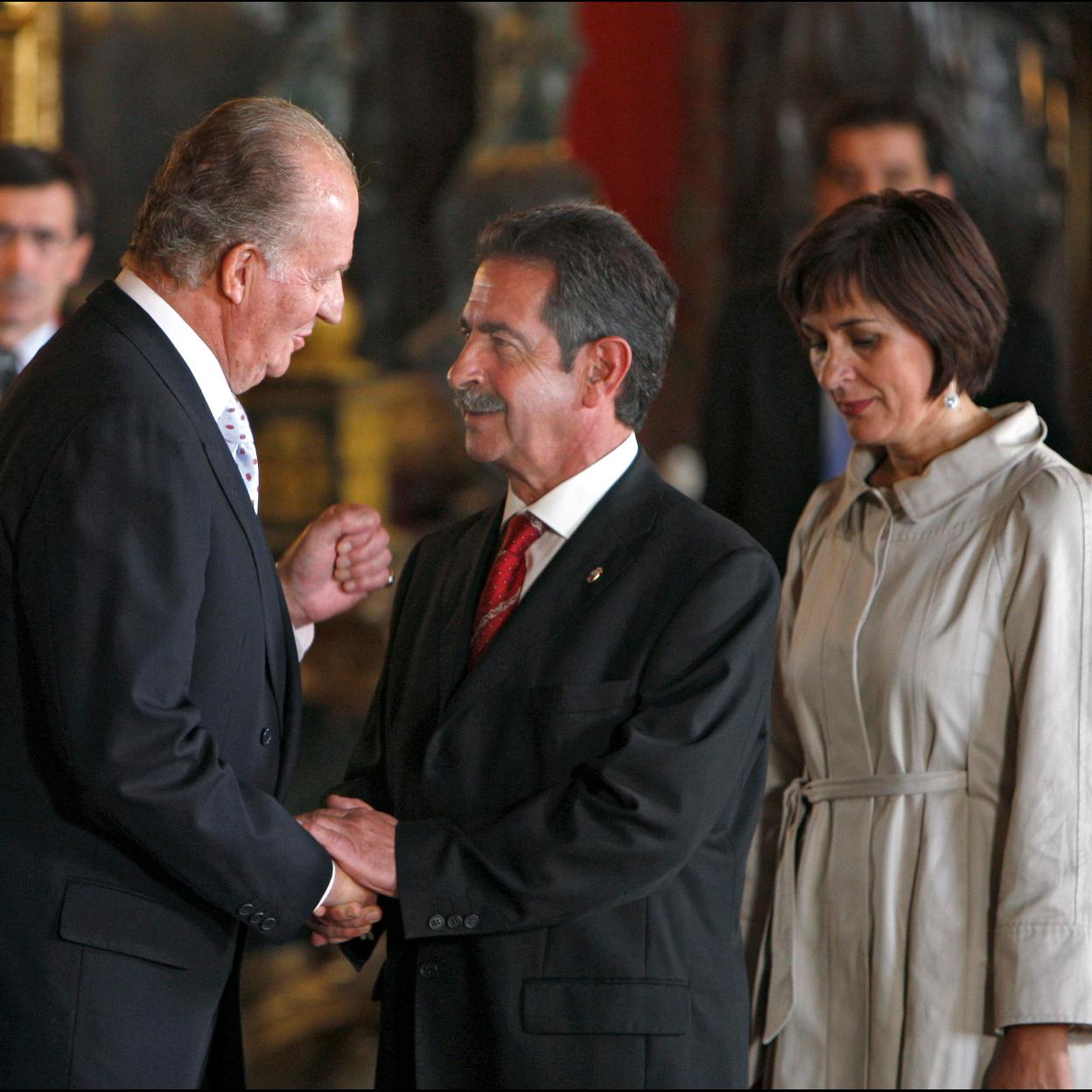 Miguel Ángel Revilla y Aurora Díaz junto al rey emérito. 