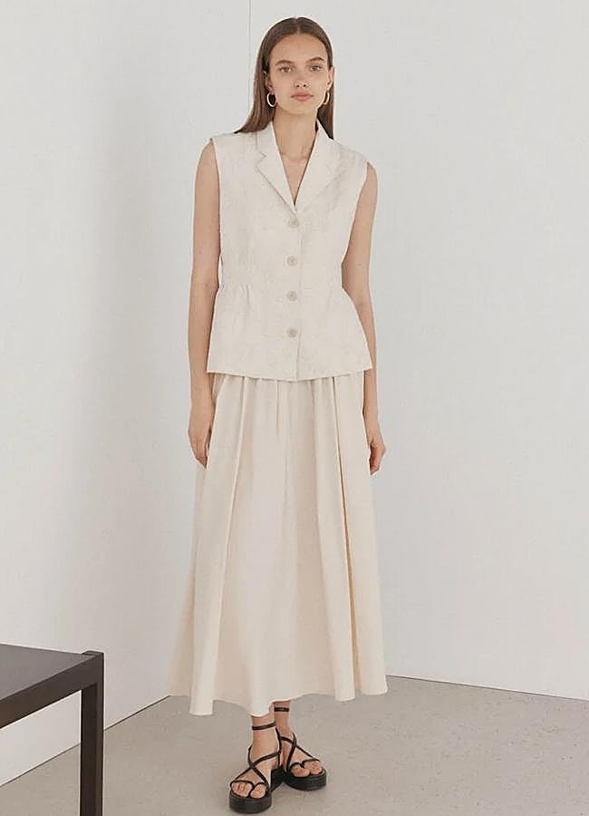 Imagen - Chaleco largo bordado (83€) y Falda midi tablas (69€), de Pedro del Hierro