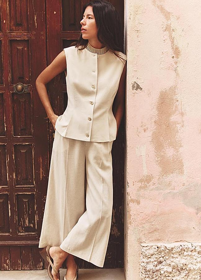 Imagen - Chaleco pinzas con lino (29,95€) y Pantalón culotte con lino (27,95€), de Zara