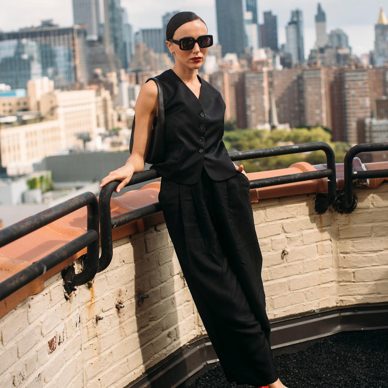 Mujer con total look con chaleco