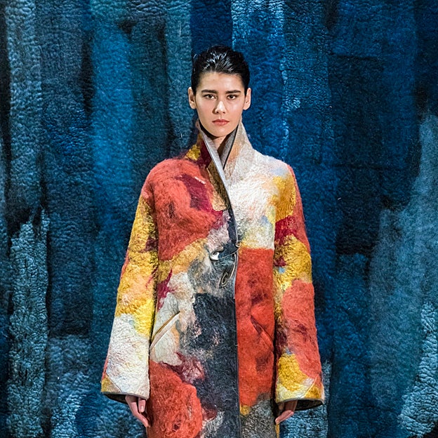 Una de las creaciones de Marcos Luengo a partir del fieltro de Claudy Jongstra. 